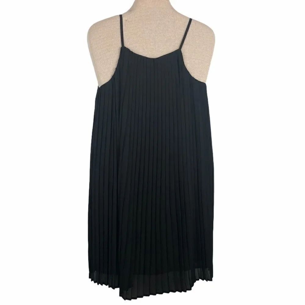 Glamorous pleated little black dress - Picture 3 of 13